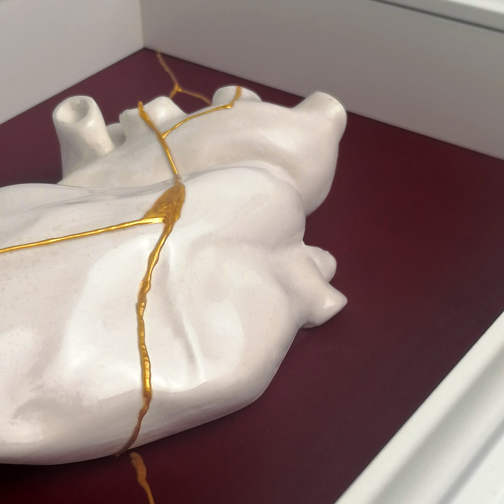 Cuore Anatomico Kintsugi Bianco Con Cornice Amaranto