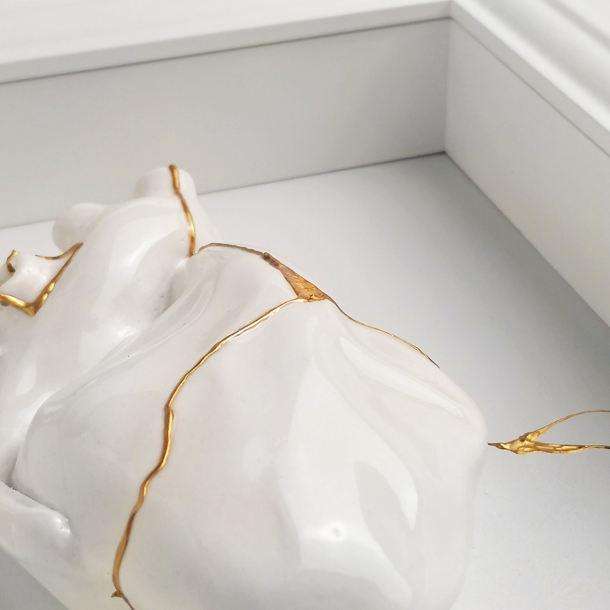 Cuore Anatomico Kintsugi Bianco Con Cornice