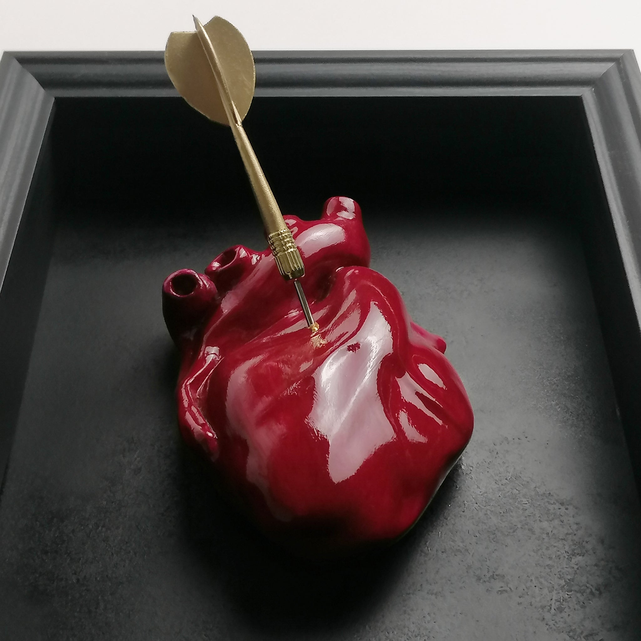 Cuore Anatomico Dart Amaranto con Cornice Nera